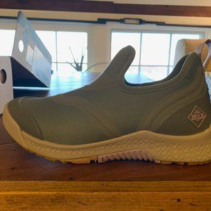 BRAND NEW! Women's Outscape Slip on Muck Boots